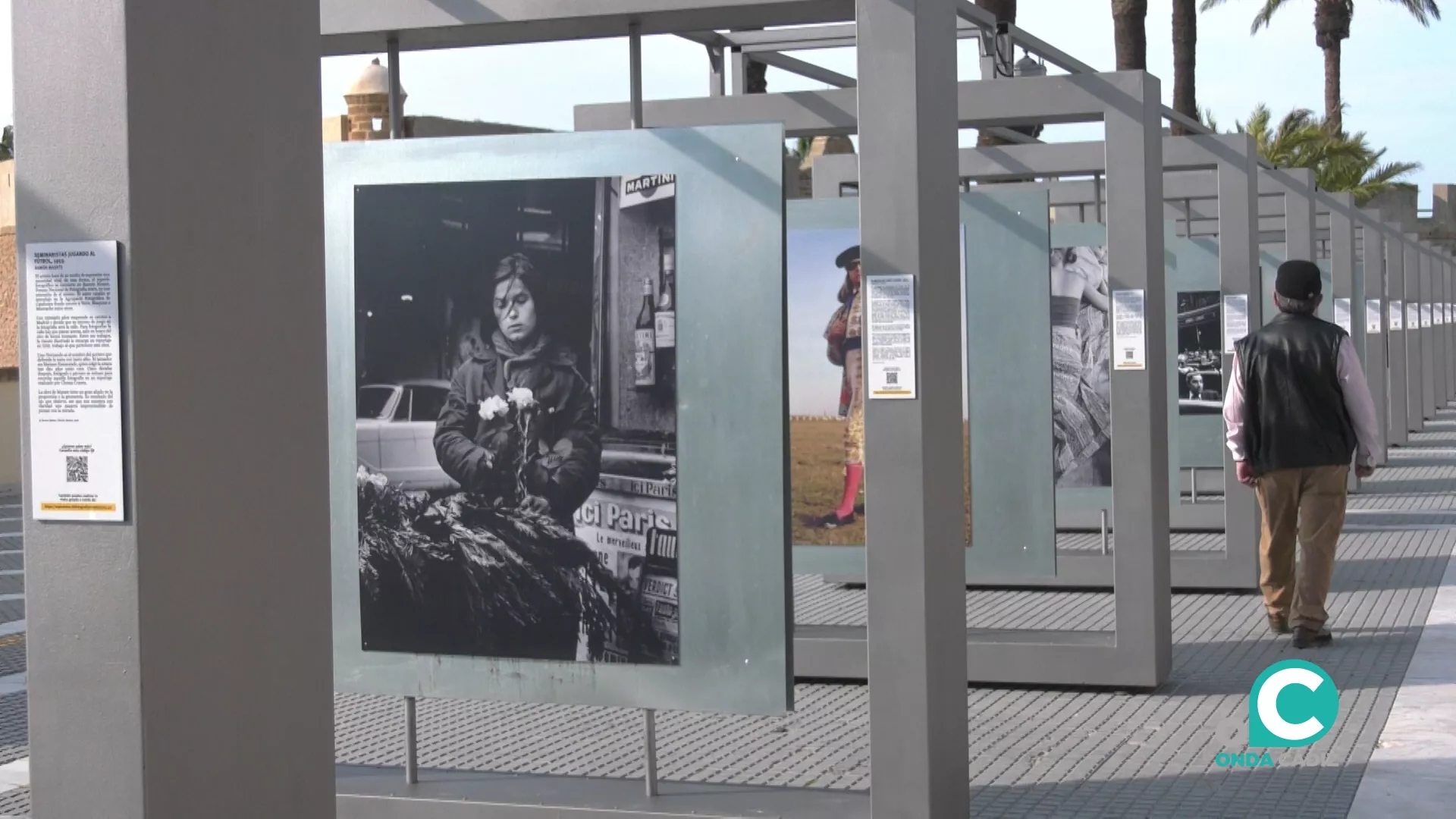 La exposición ‘50 fotografías con historia’  se puede visitar en el Paseo Antonio Burgos hasta el 26 de enero.