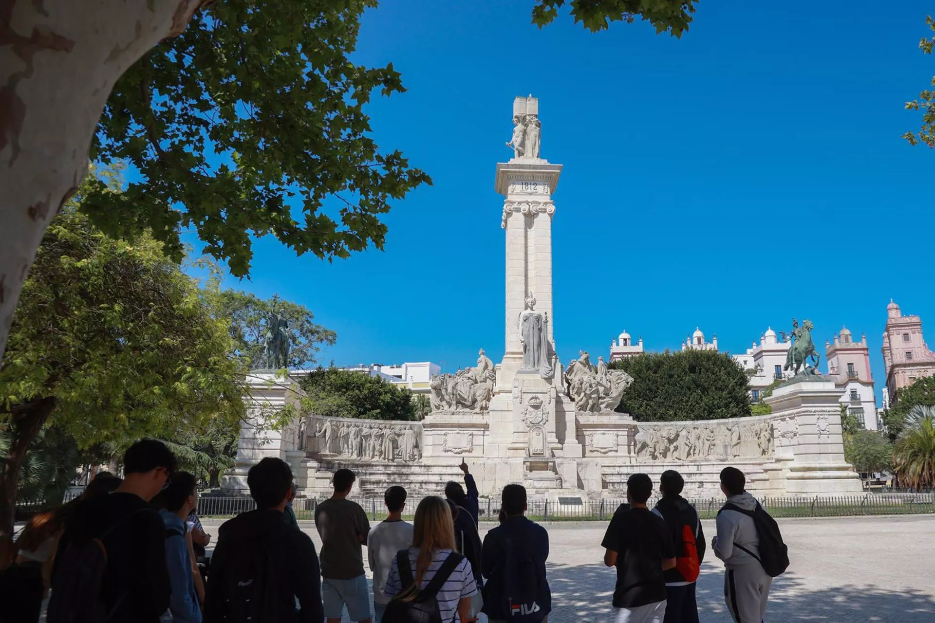 Turistas en el monumento a 'la Pepa' en la Plaza de España de Cádiz.