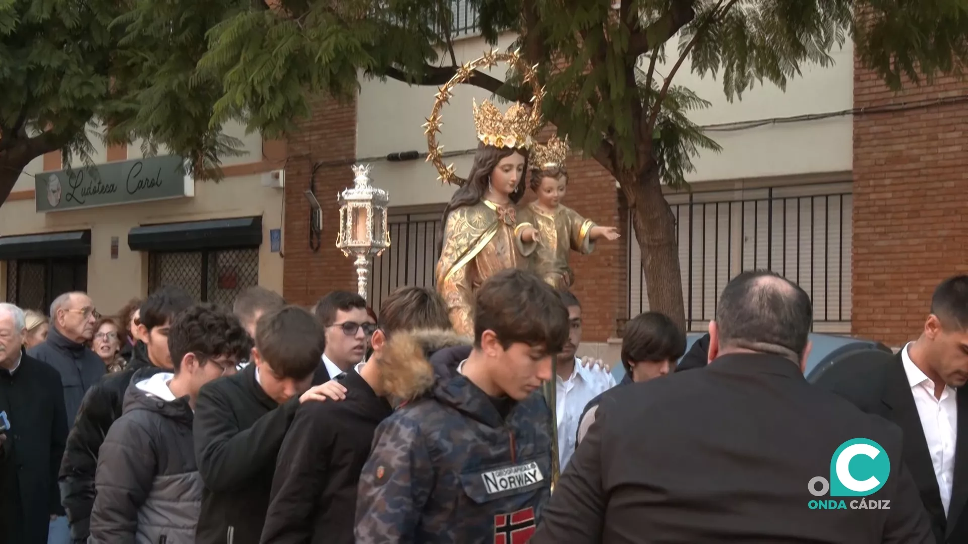 La imagen de María Auxiliadora visitó este martes el hospital Puerta del Mar.