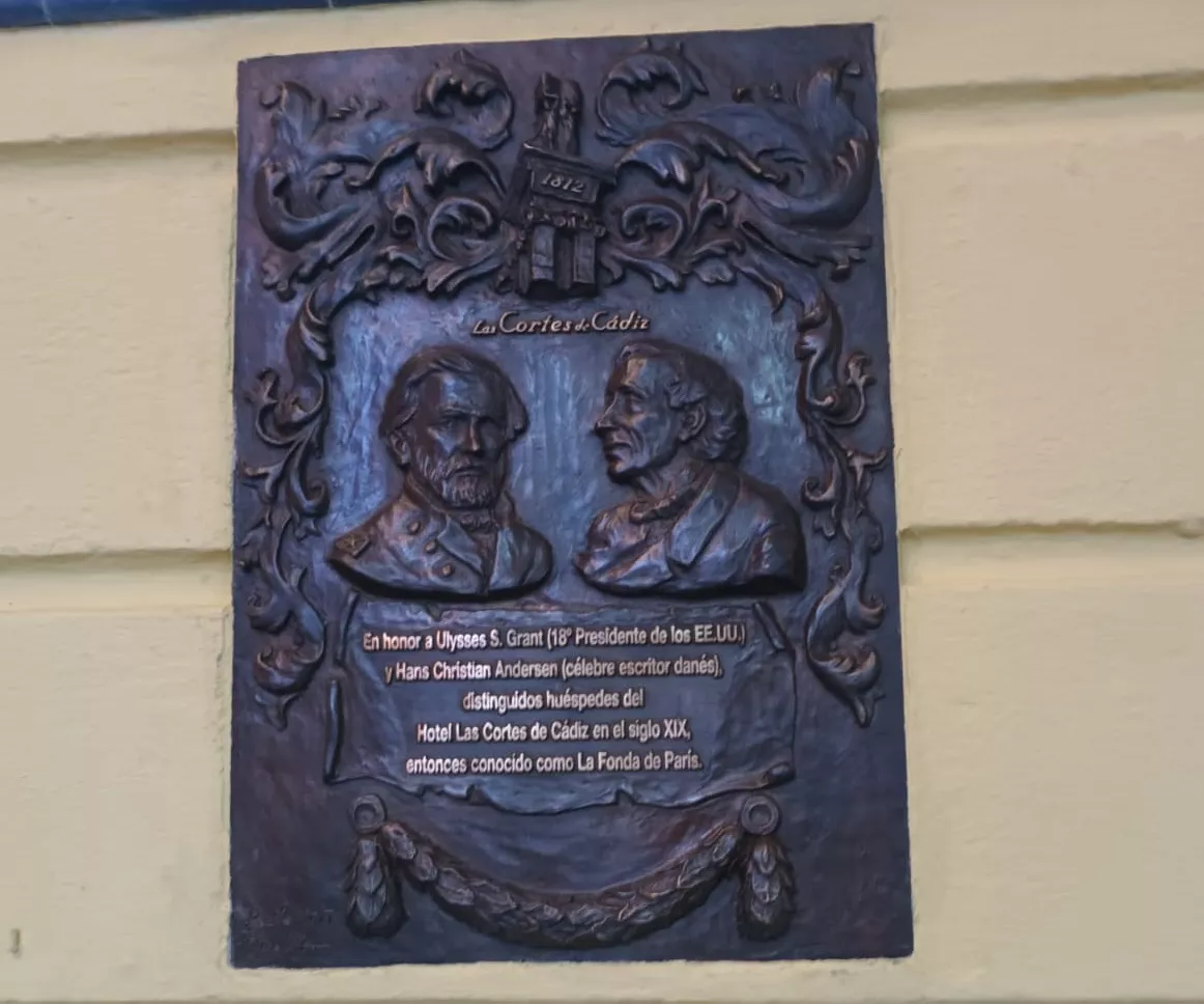 Una imagen de la inscripción que rememora en la calle de San Francisco el paso de los dos ilustres visitantes del siglo XIX