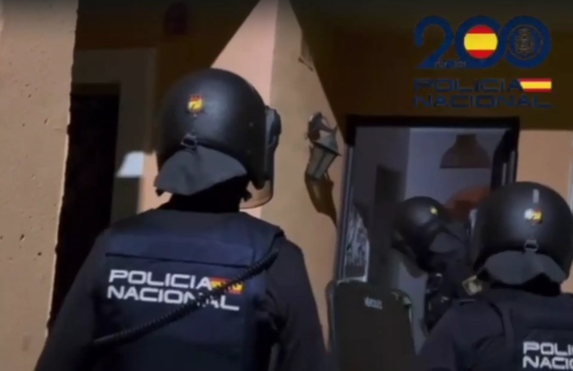 Agentes entrando en uno de los registros en la operación contra una organización que introducía cocaína en Algeciras.