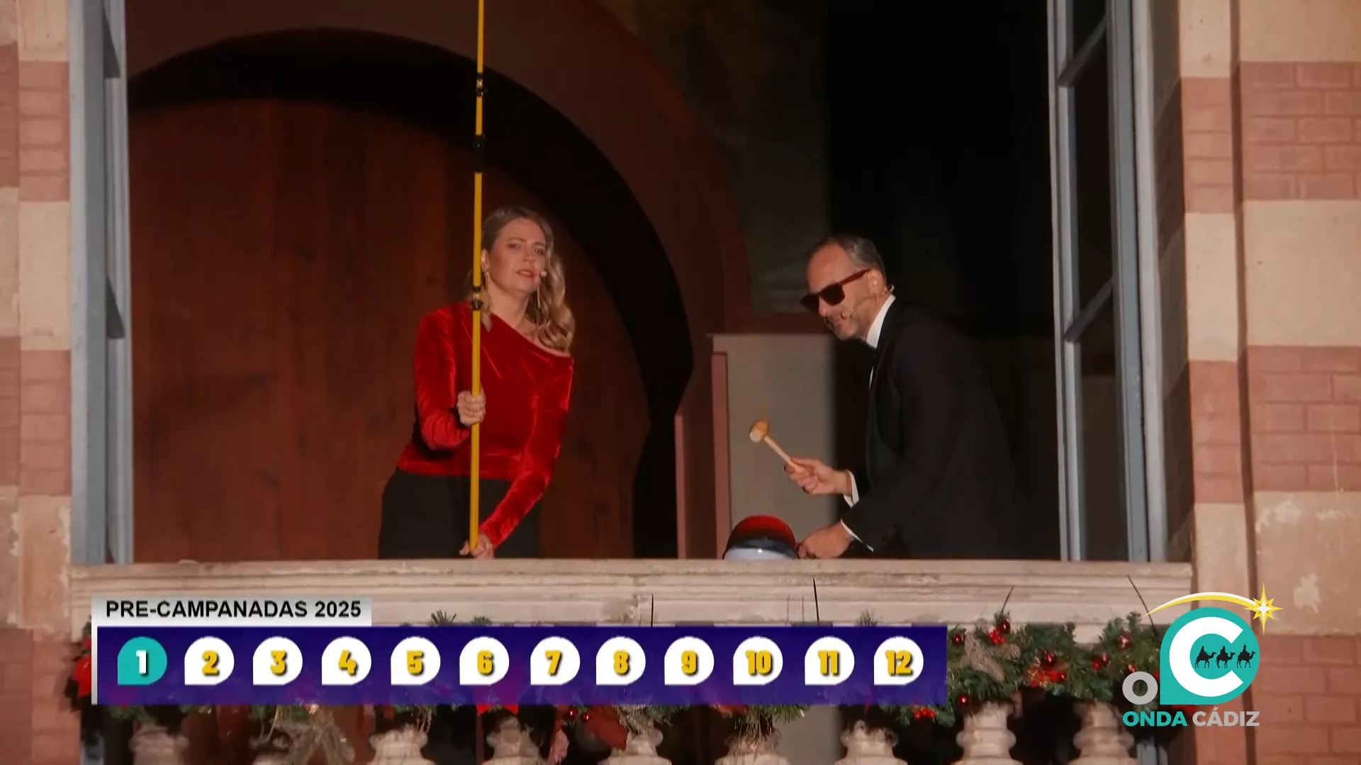 Momento de la bajada del carrillón desde el balcón del Gran Teatro Falla antes de tomarse las uvas.