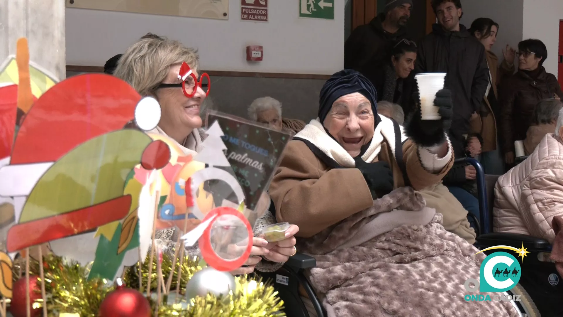 Los mayores celebran unas campanadas adelantadas en las residencias.