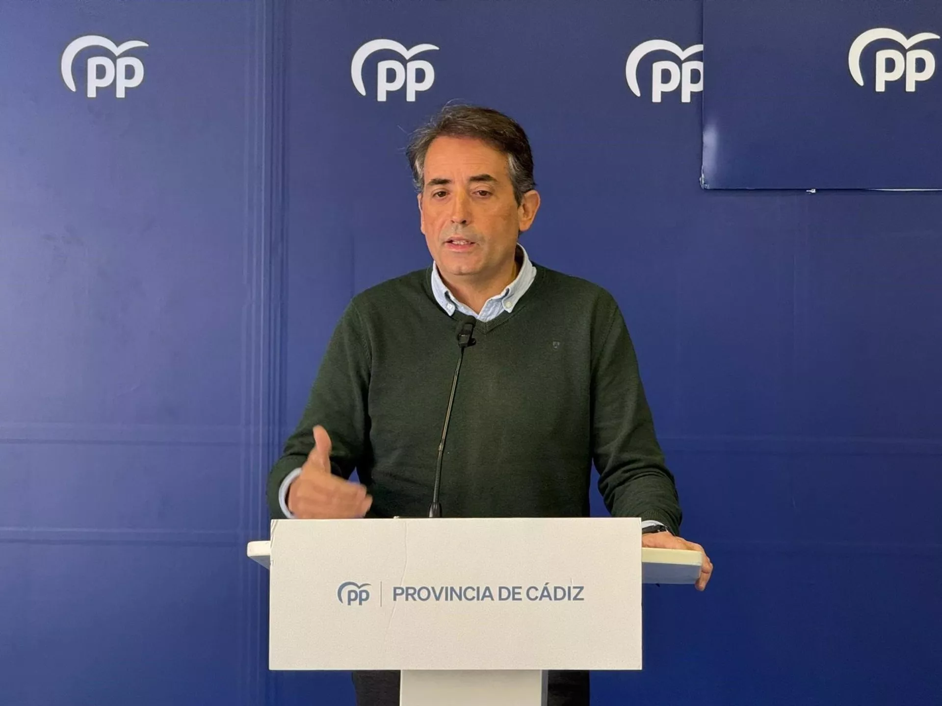 Saldaña durante la rueda de prensa en la sede del PP en la capital gaditana