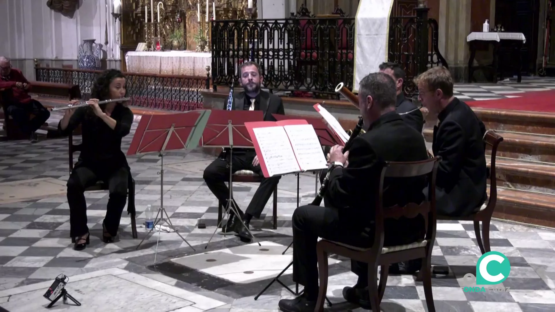 Un momento de la actuación en el templo gaditano