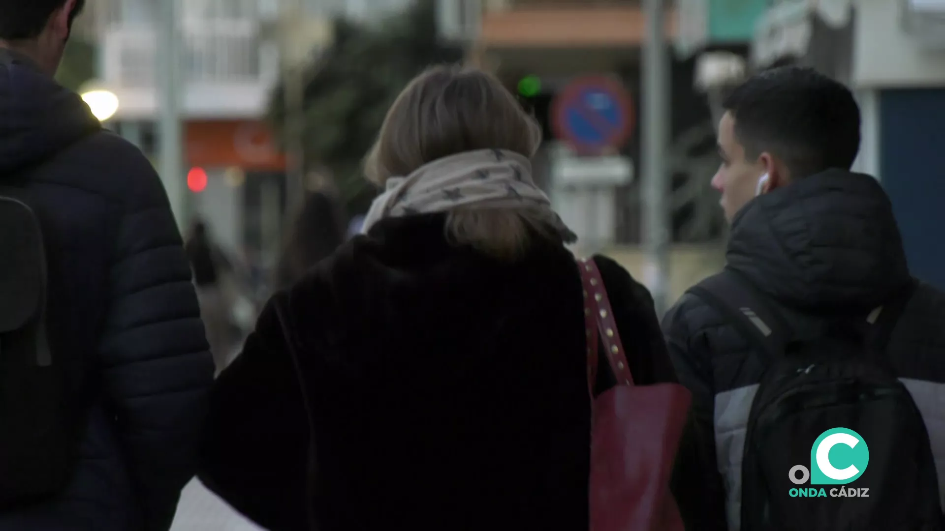 Unos viandantes con ropa de abrigo por la zona de la Avenida este martes