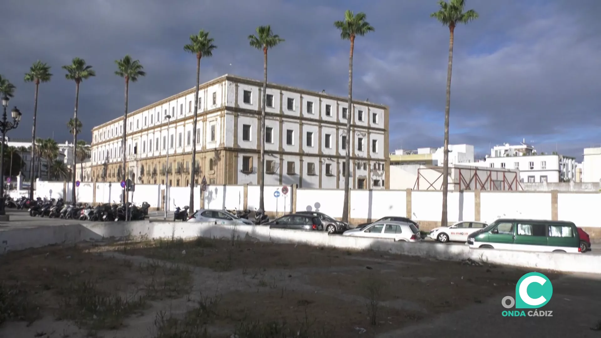 Imagen del edificio histórico junto a La Caleta