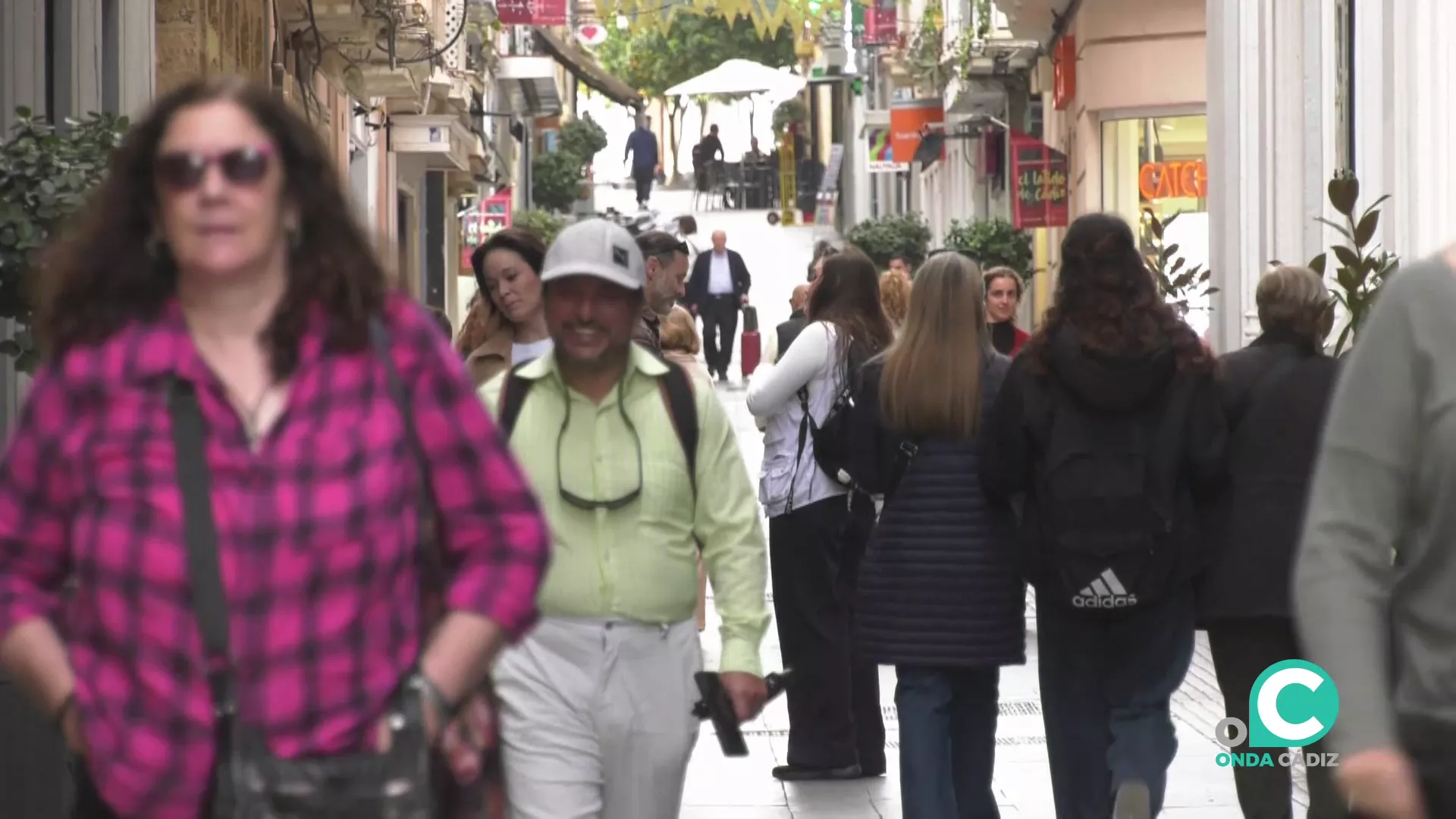 Viandantes por una calle céntrica de la capital gaditana