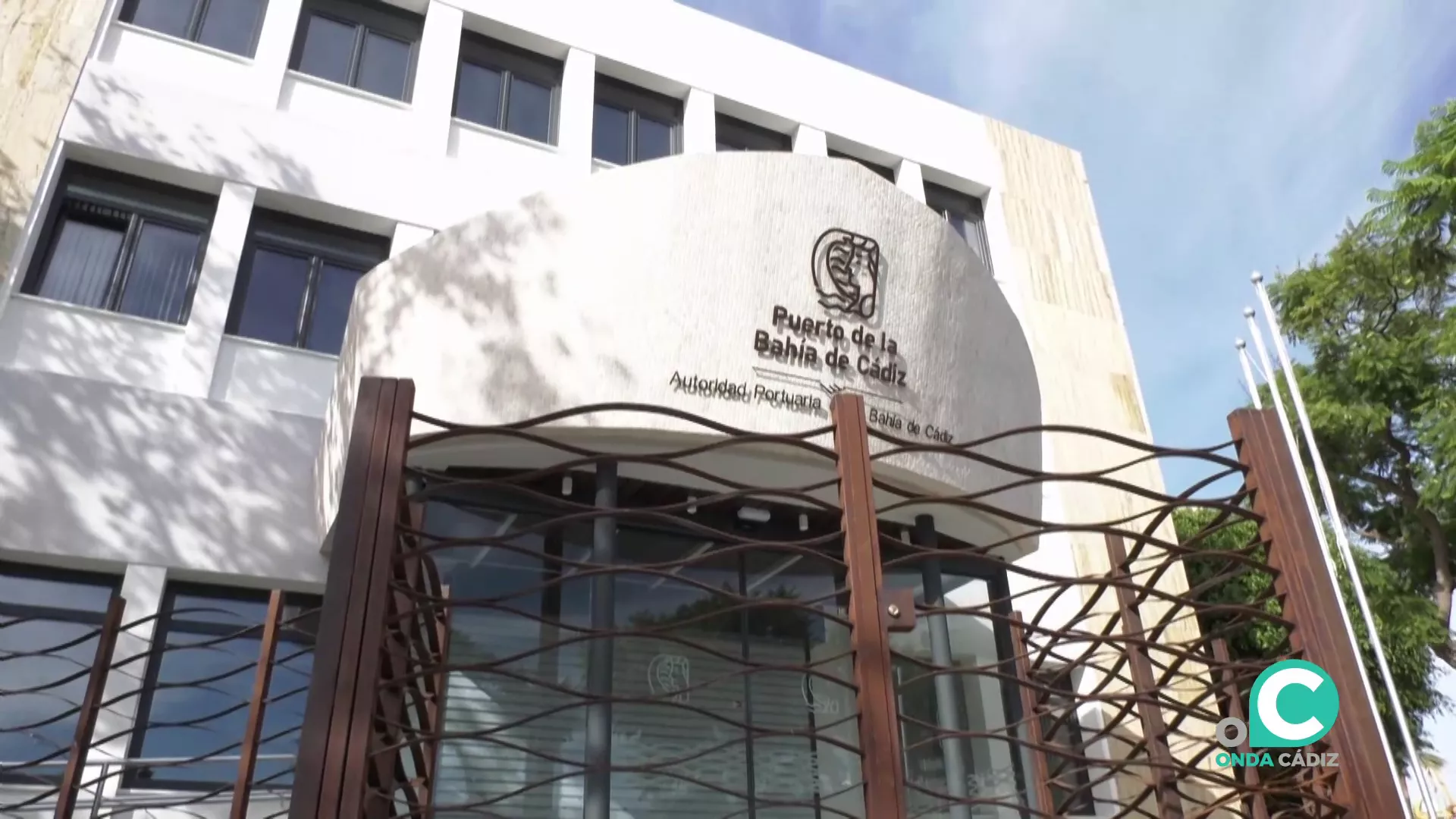 Fachada de la sede de la Autoridad Portuaria en la capital gaditana