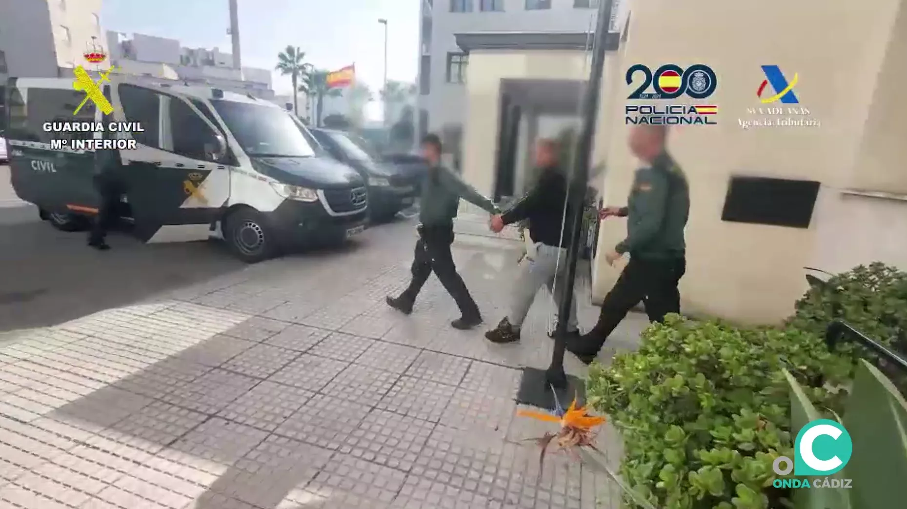 Un momento del traslado de uno de los arrestados durante la Operación Navegante