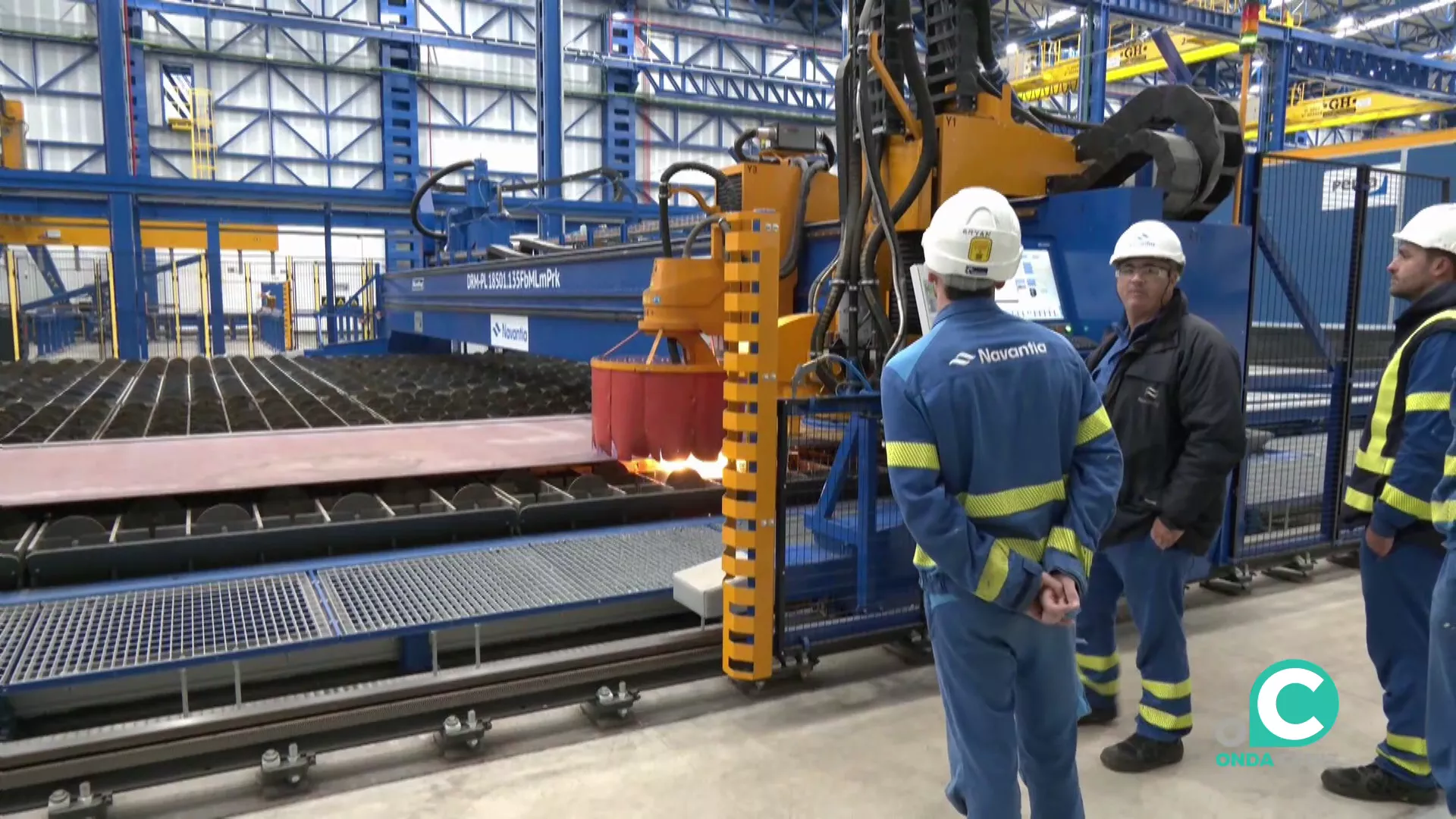 Operarios este martes en los trabajos en la factoría isleña
