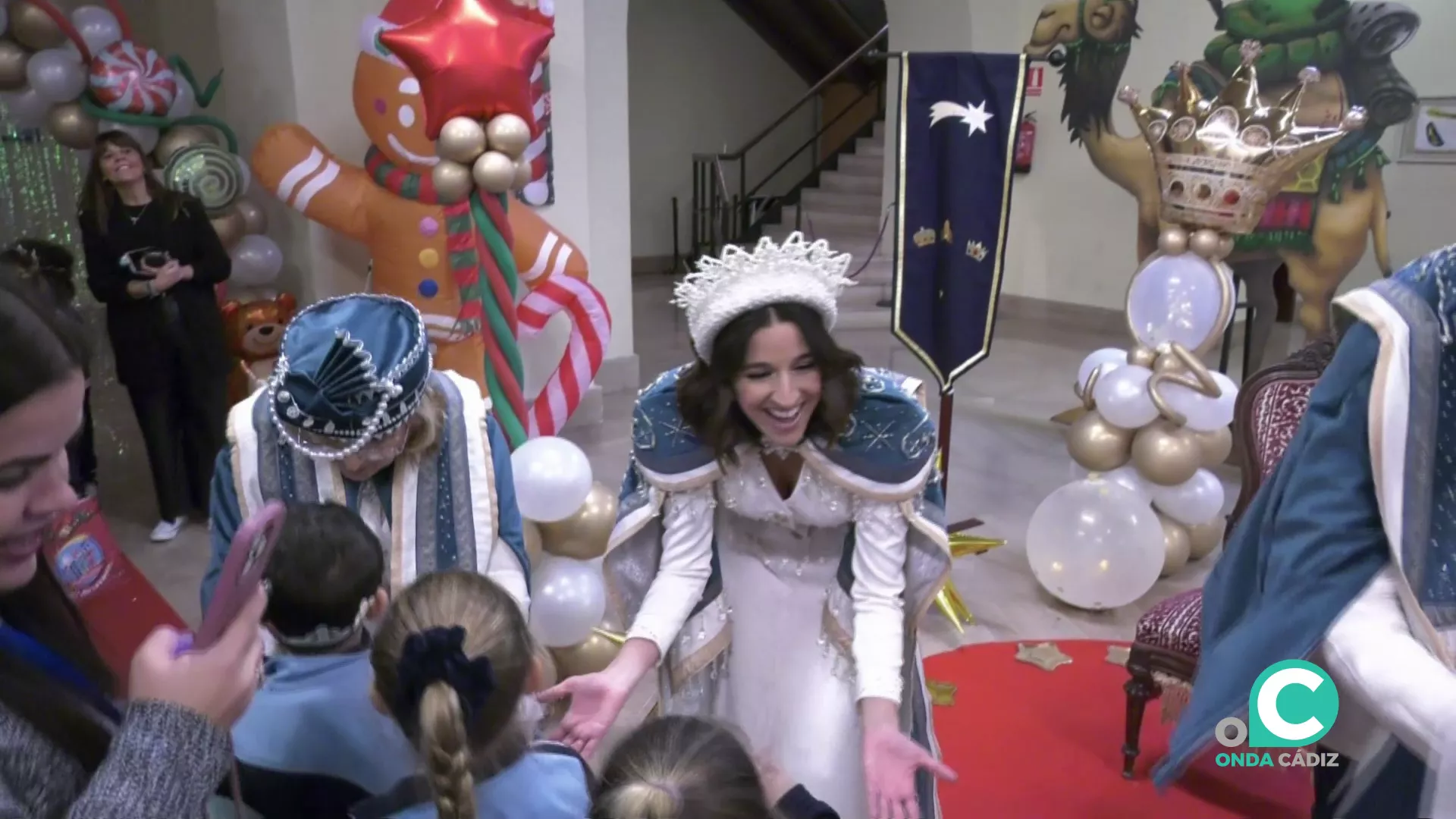 La Estrella de Oriente recibe a los pequeños participantes a la entrada del acontecimiento