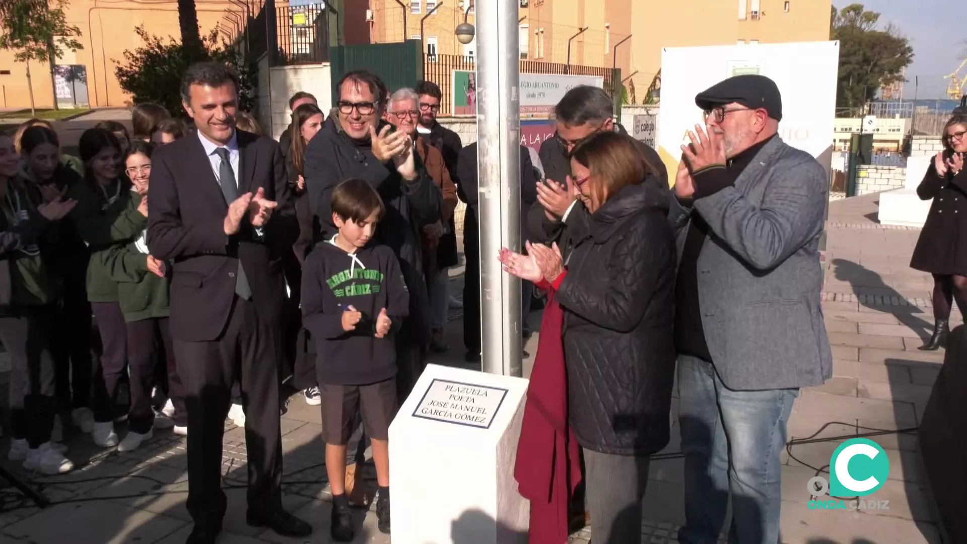 Familiares y autoridades descubren la placa del nuevo espacio en el callejero de la ciudad