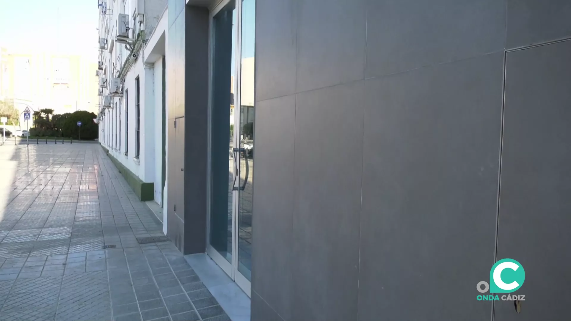 Entrada al edificio con las nuevas dependencias en la Barriada del Cerro del Moro