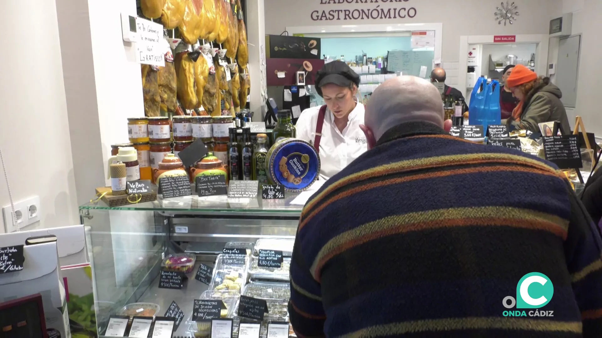 Interior de un establecimiento de comidas preparadas en Cádiz