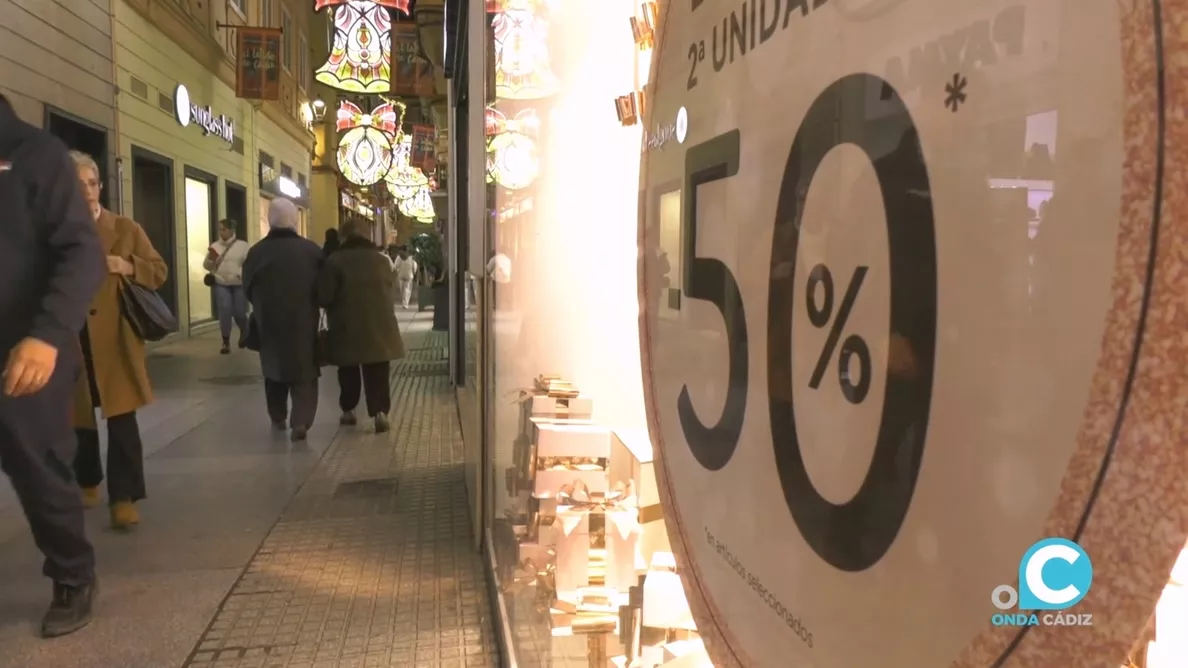 Uno de los escaparates con anuncio de rebajas en un local del centro de la ciudad. 