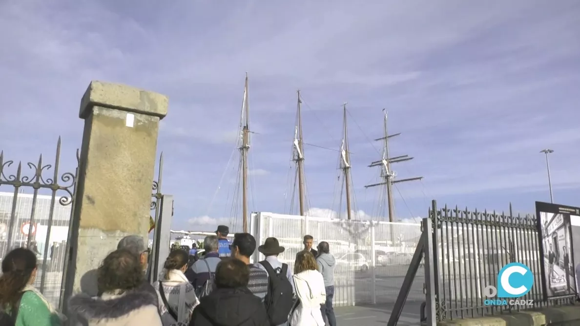 Máxima expectación en el muelle gaditano por la presencia del emblemático navío 