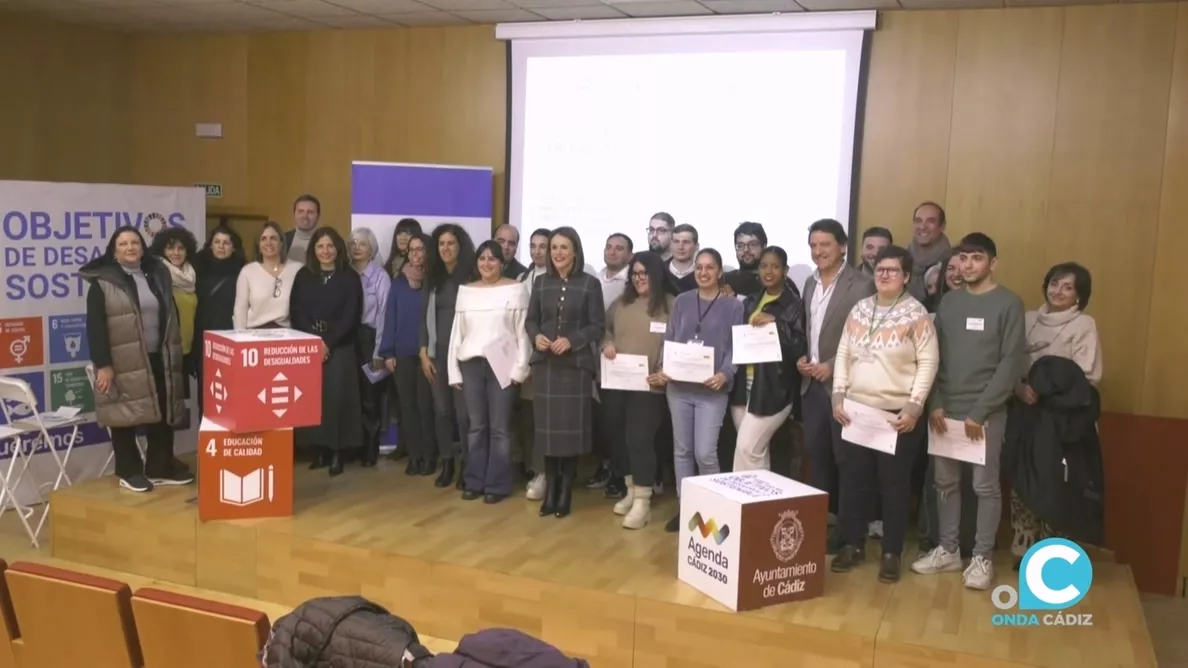 Autoridades y premiados al final del acto de entrega de diplomas. 