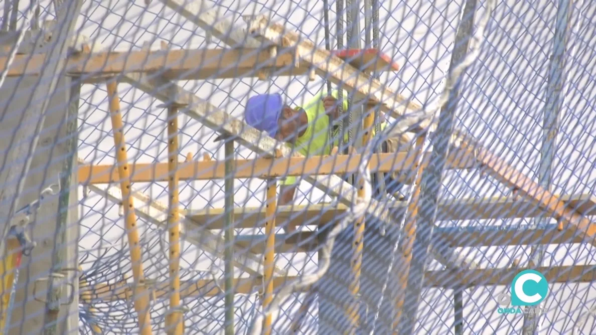 Un operario en una obra de viviendas en una imagen de archivo