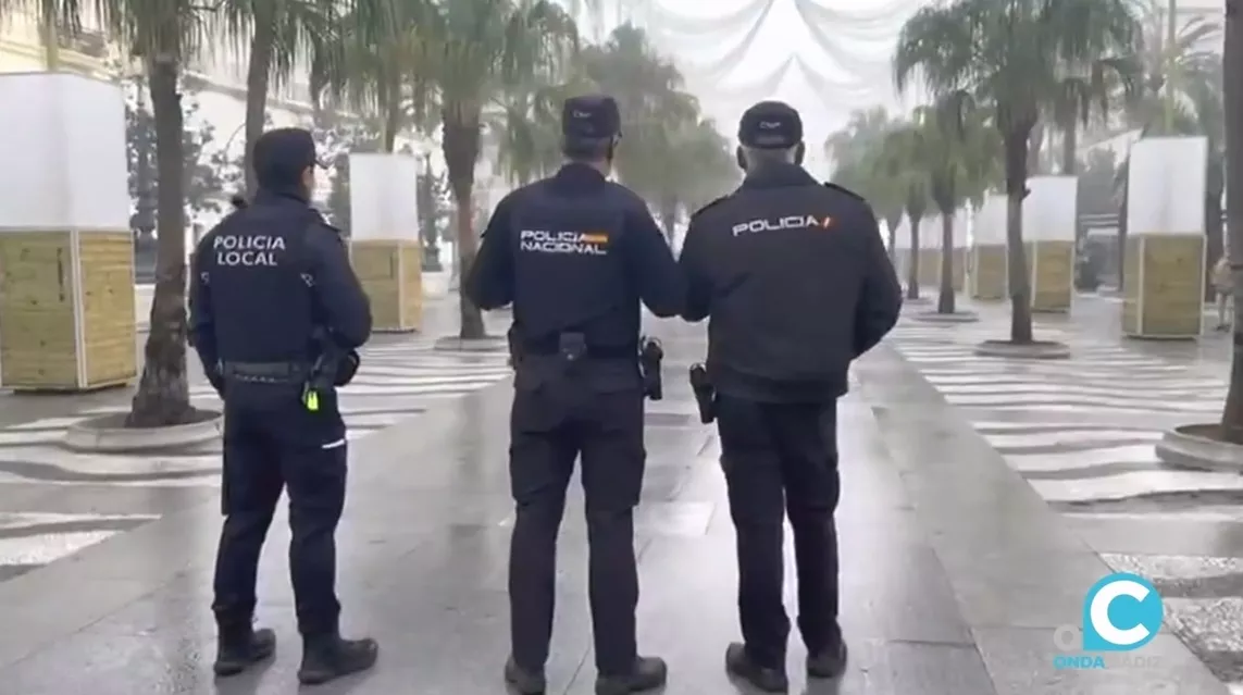 Agentes de la Policía Nacional en la plaza de San Juan de Dios este viernes