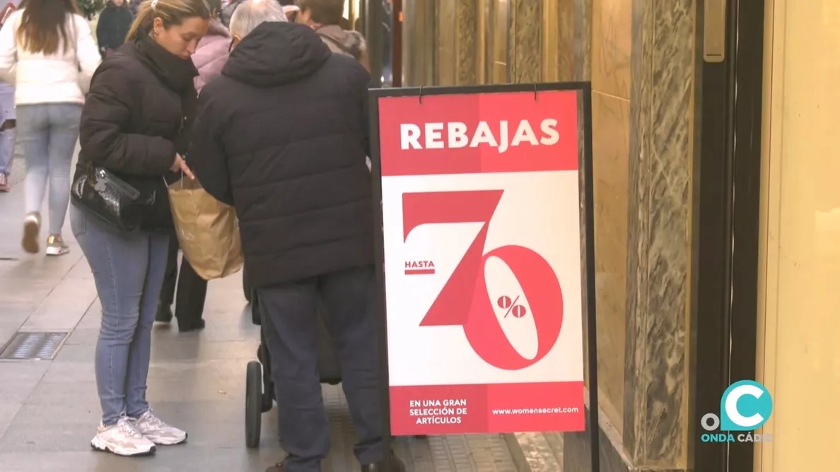 Un cartel de ofertas en una calle del centro de la ciudad