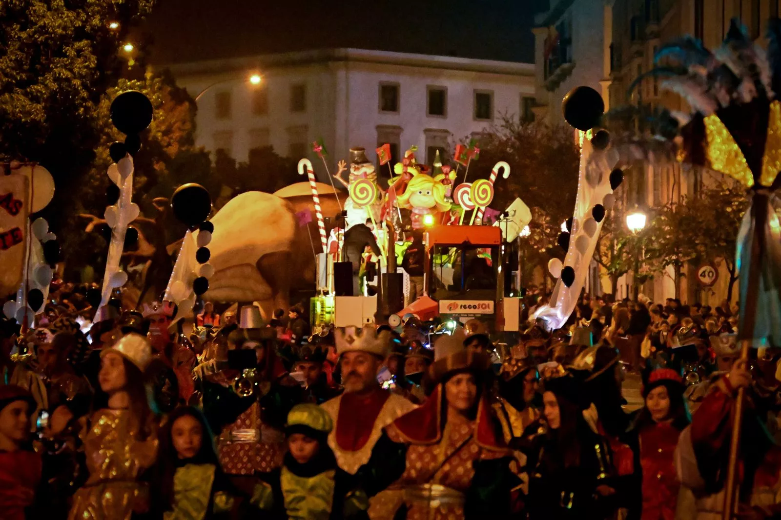 La carroza del Cartero Real a su paso por la Cuesta de las Calesas.