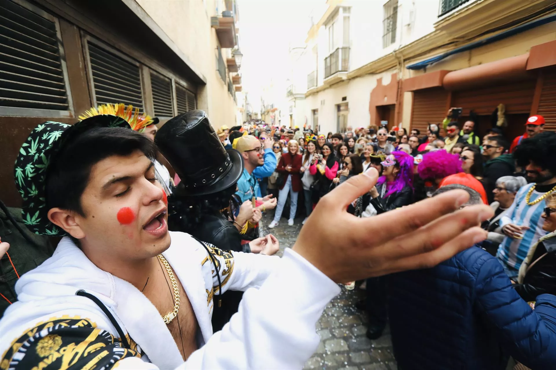 Una agrupación 'callejera' durante la fiesta