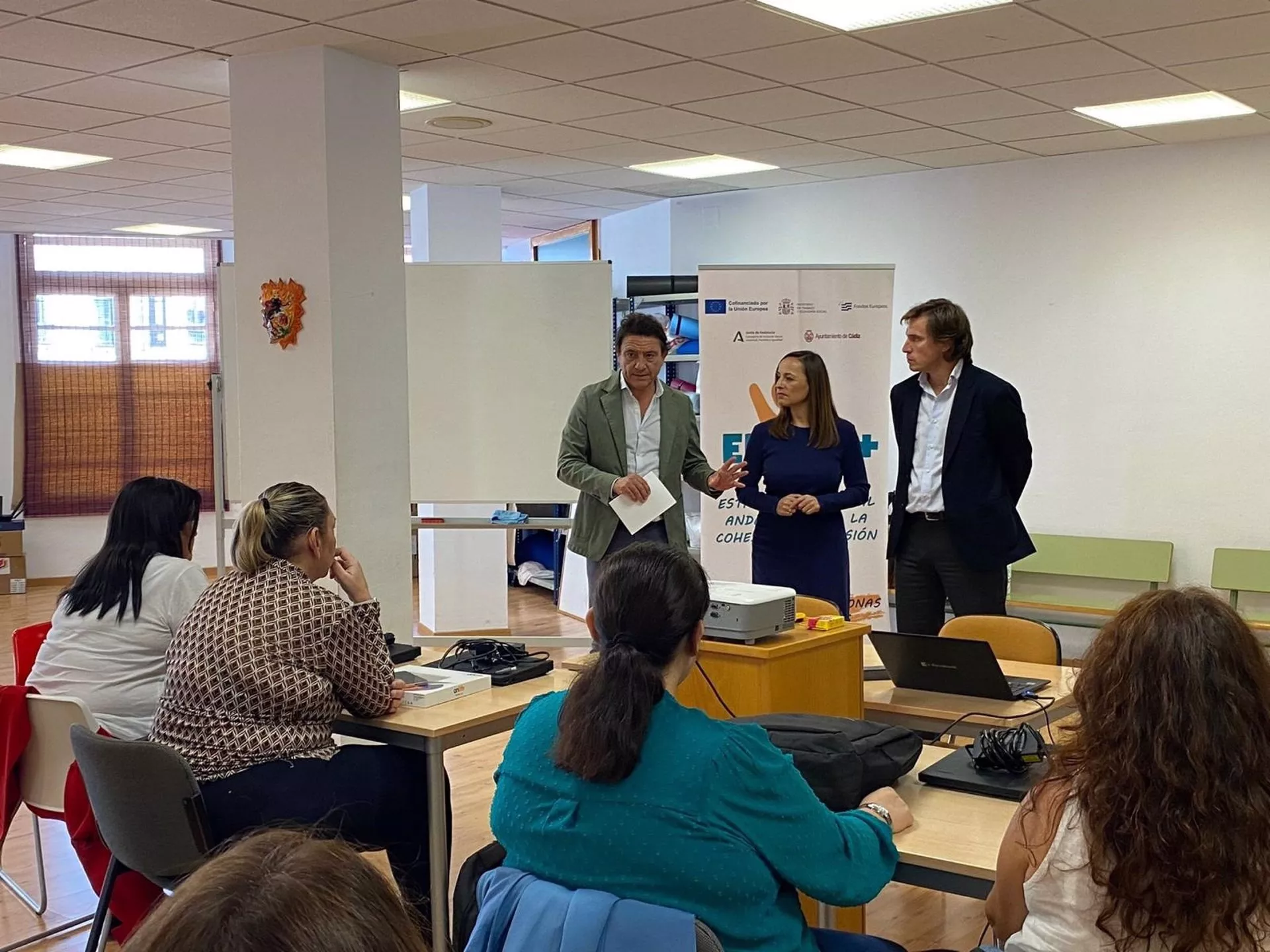  El delegado de Empleo, Daniel Sánchez, con alumnas del programa Preparadas en Cádiz