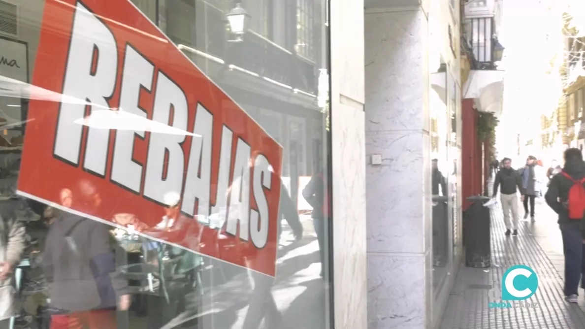 Cartel de ofertas de precios en una tienda del centro de Cádiz