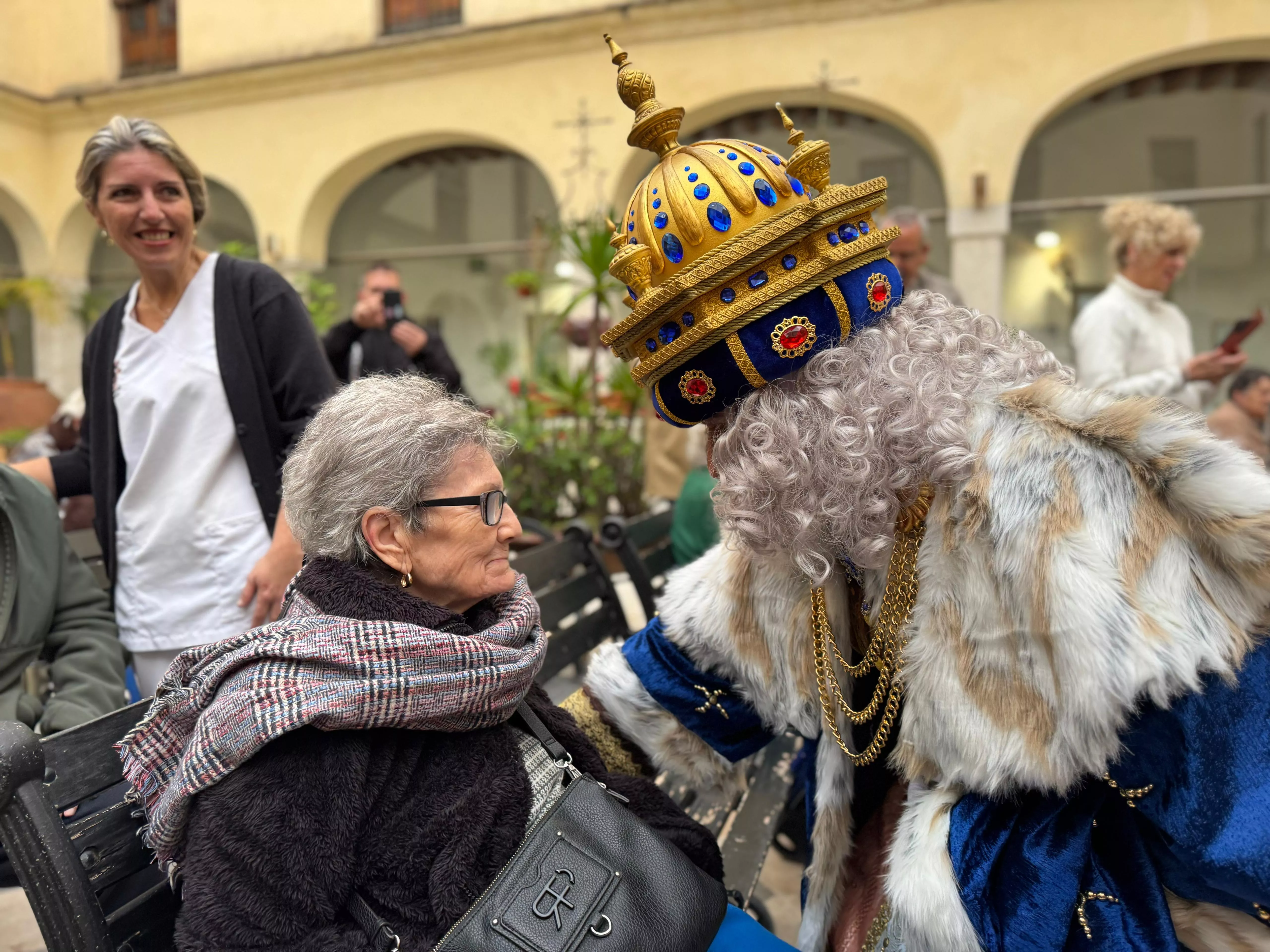El Rey Melchor con una usuaria de la Residencia Fragela.