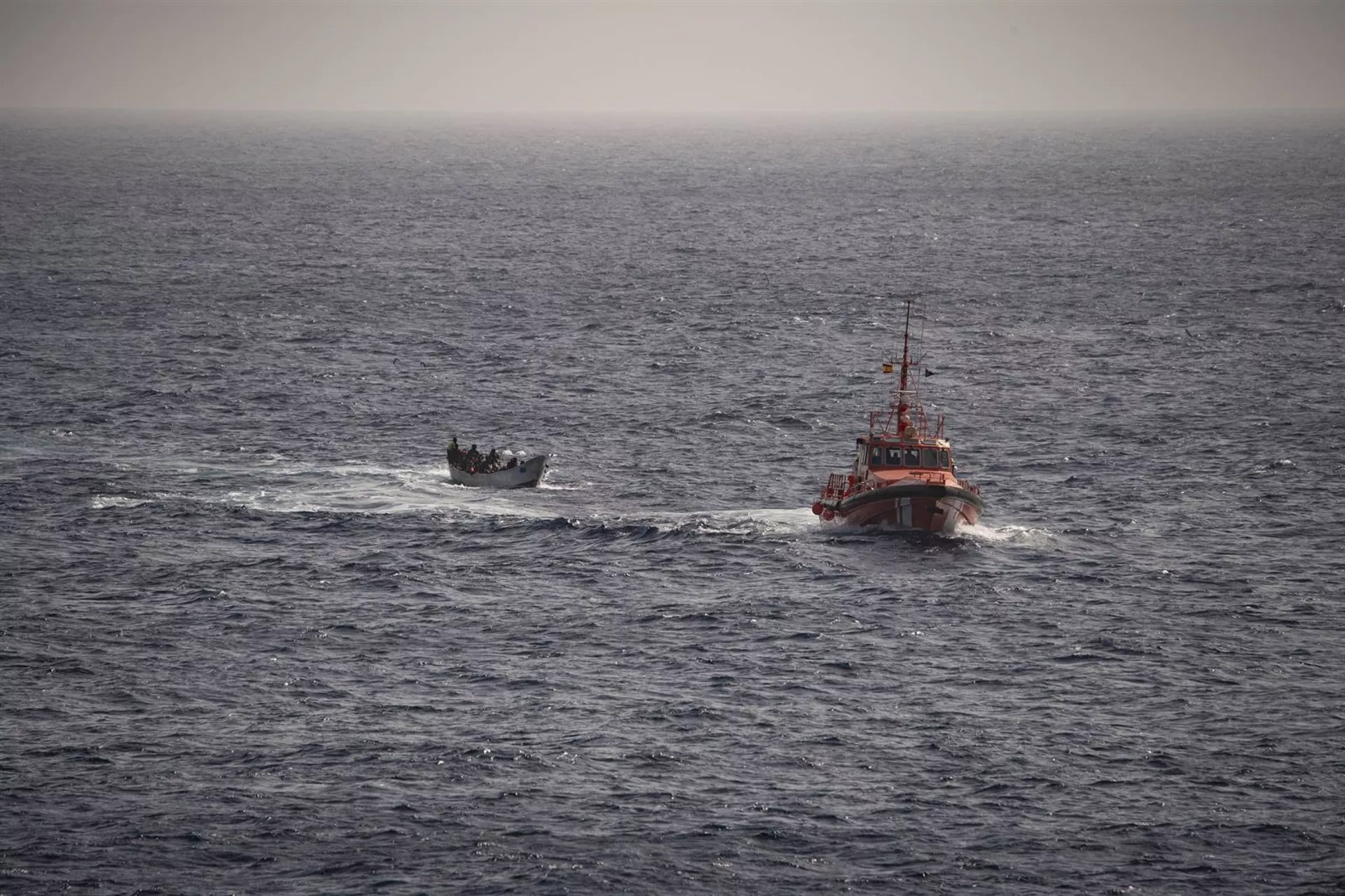 Imagen de un rescate de una embarcación Salvamar de Salvamento Marítimo.