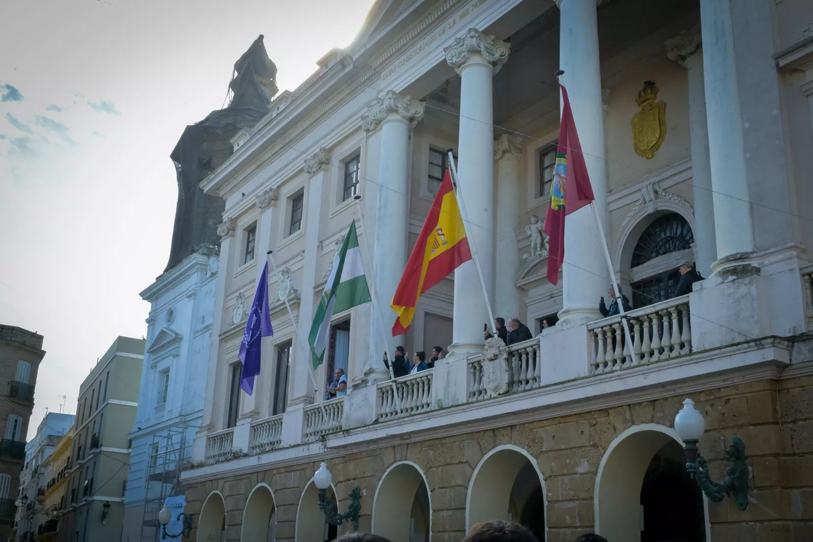 La bandera Scout ya luce en el cuarto mástil del Ayuntamiento de Cádiz