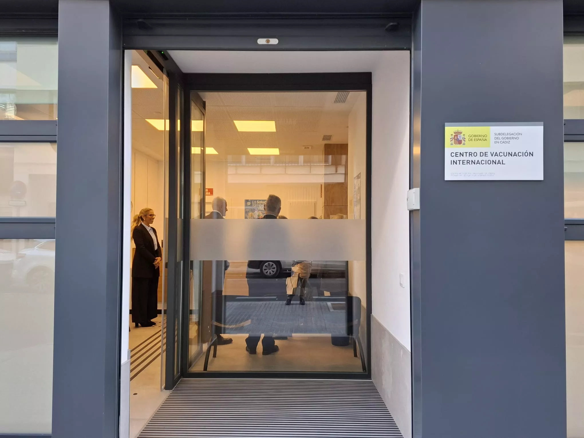 Fachada del nuevo Centro de Vacunación Internacional de Cádiz en la calle Acacias 