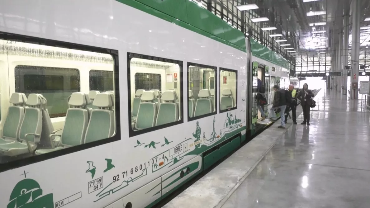 Pasajeros acceden a los vagones en la estación de Cádiz