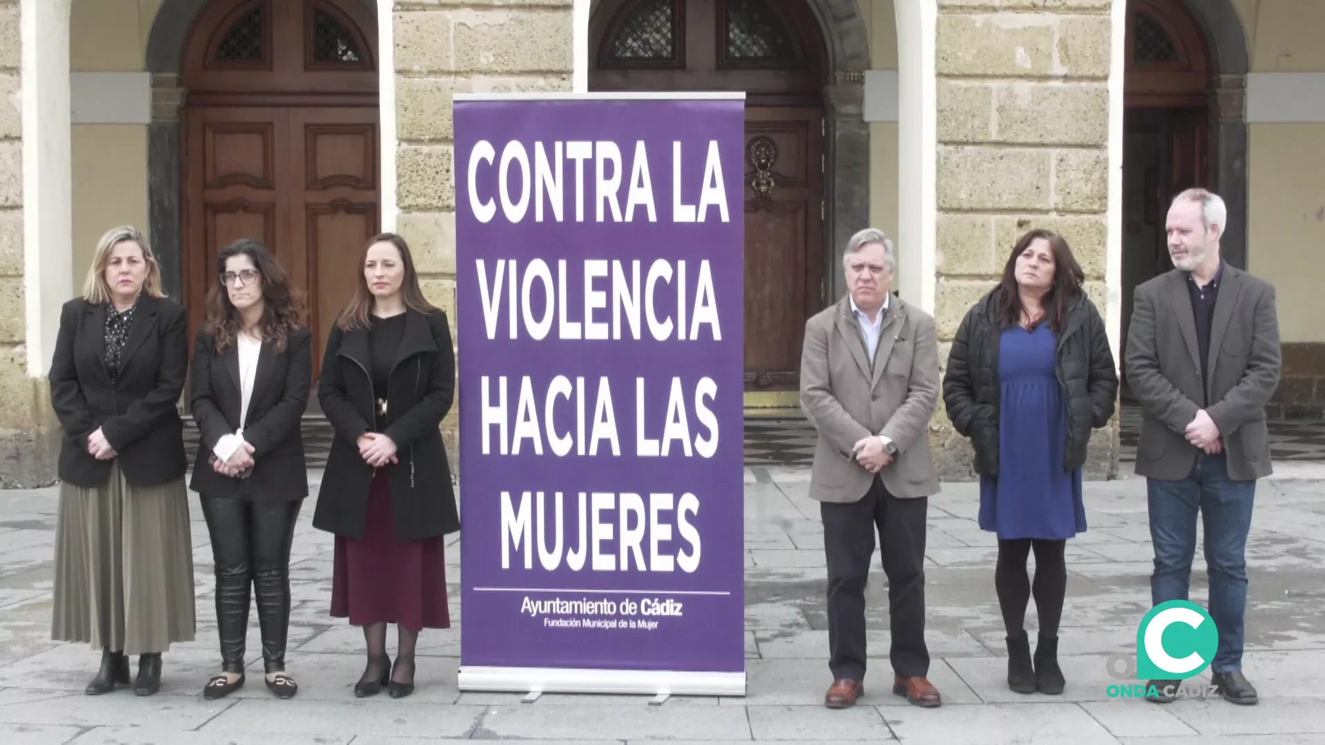 Convocatoria de minuto de silencio, este martes, frente a las puertas del Ayuntamiento de Cádiz. 