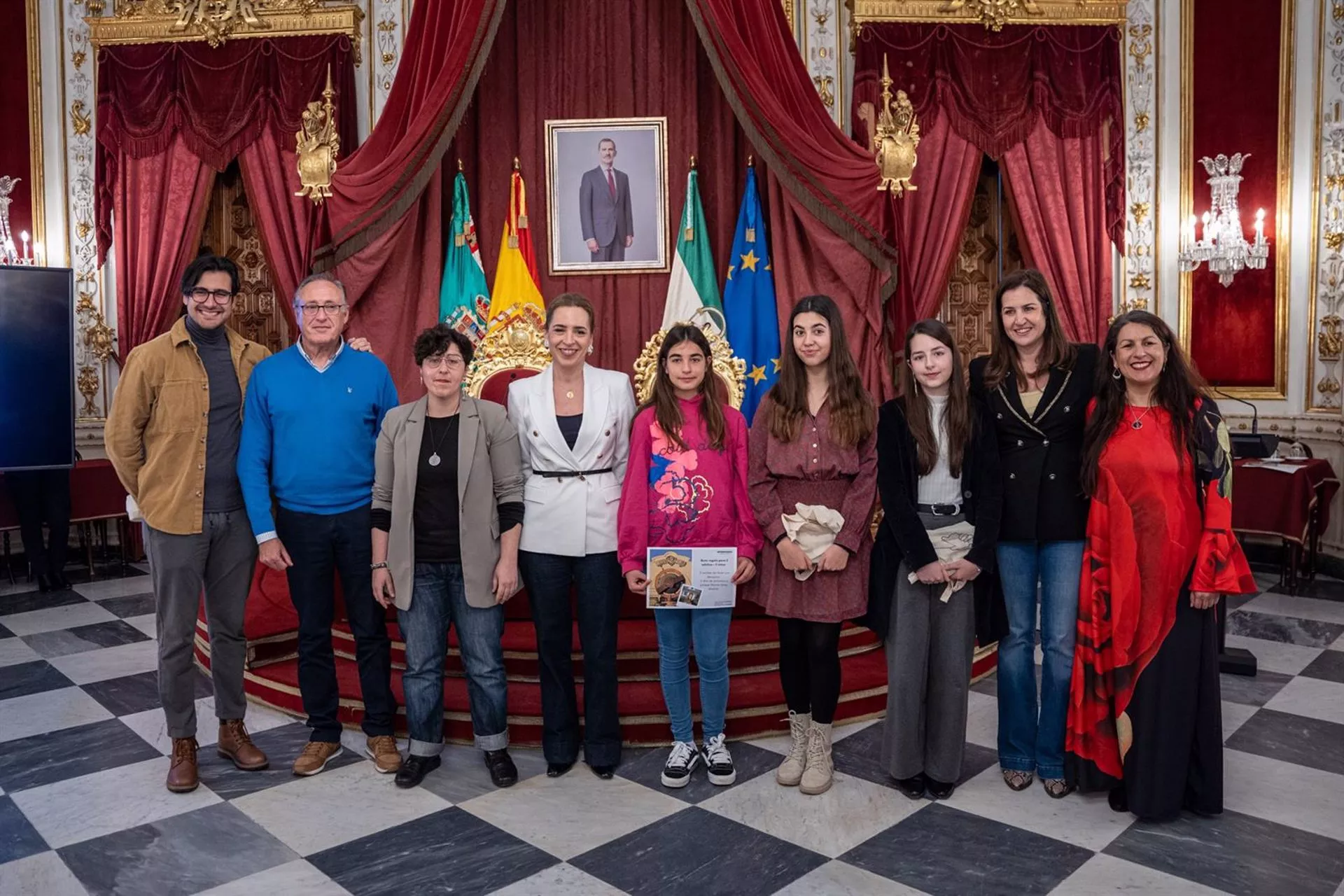 Almudena Martínez con los galardonados