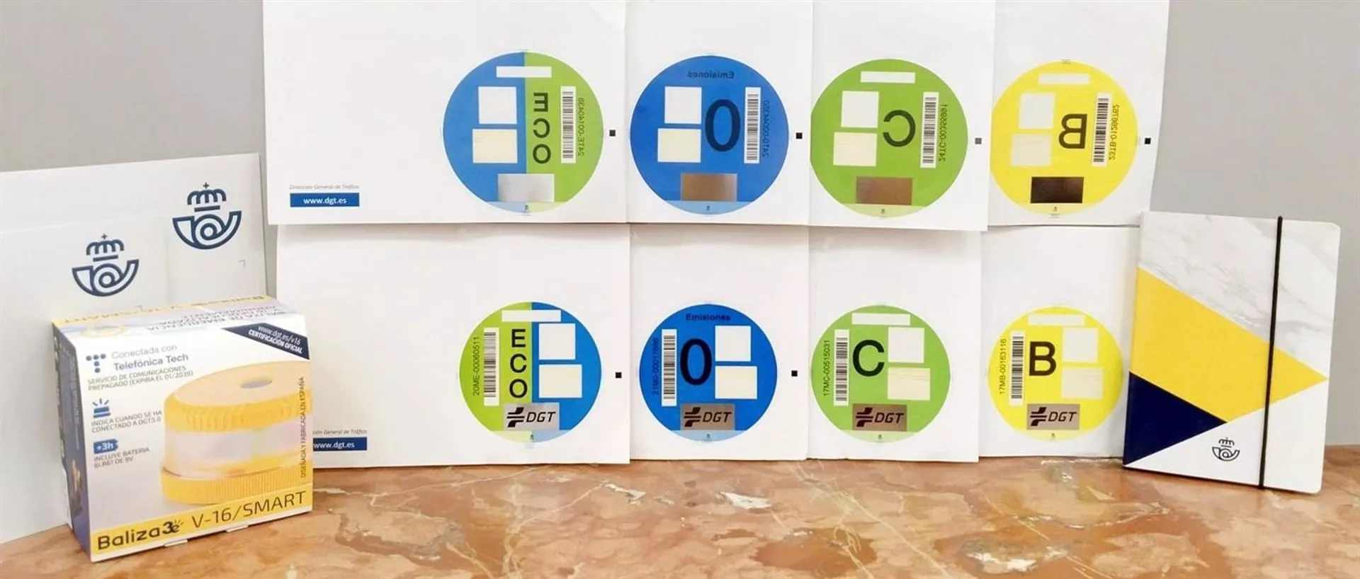 Existen dos formatos de tamaño de etiqueta, tanto para coche como para moto