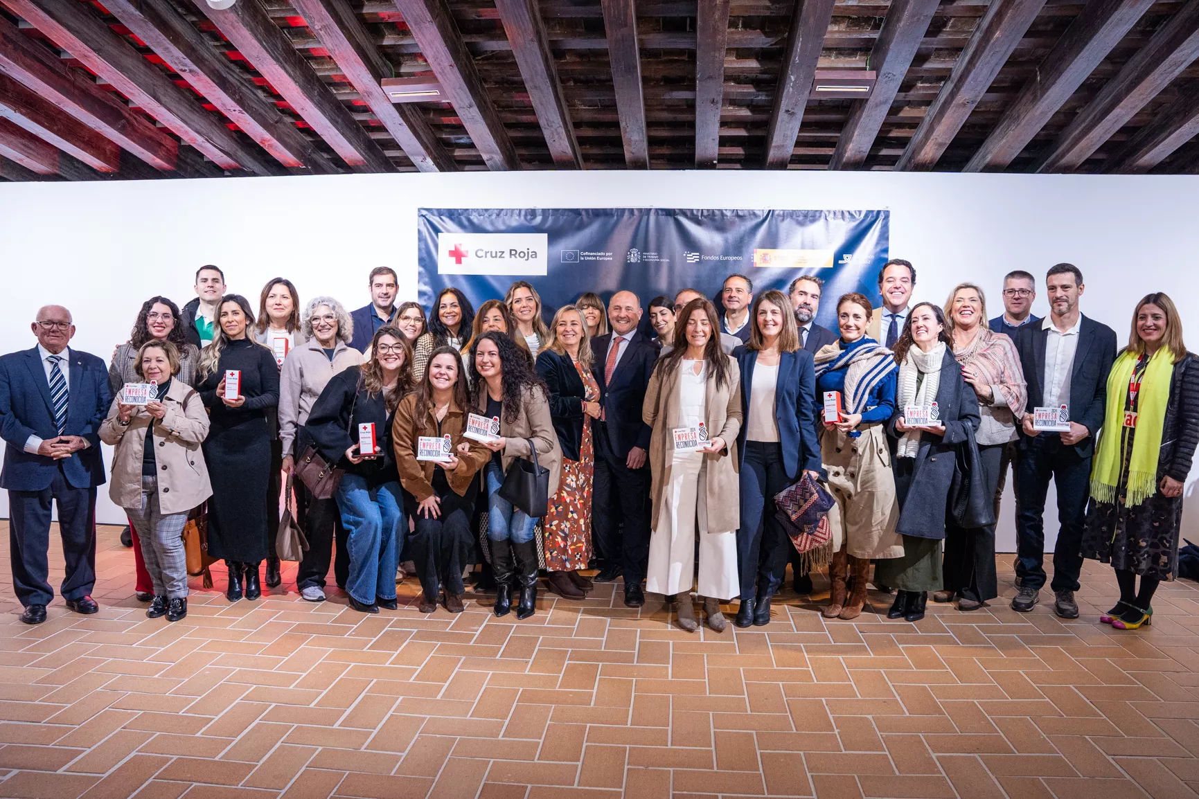 Foto final de los distinguidos en el emblemático espacio del Castillo de Santa Catalina 