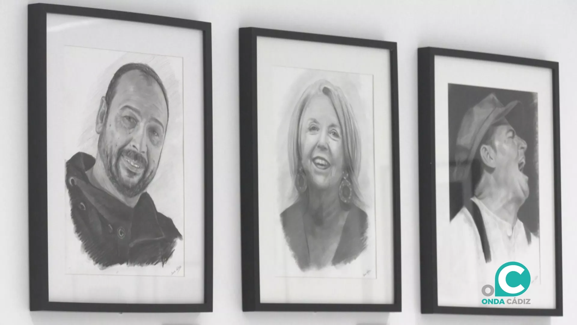 La exposición de Irene Vélez recoge importantes figuras y personalidades del Carnaval de Cádiz.