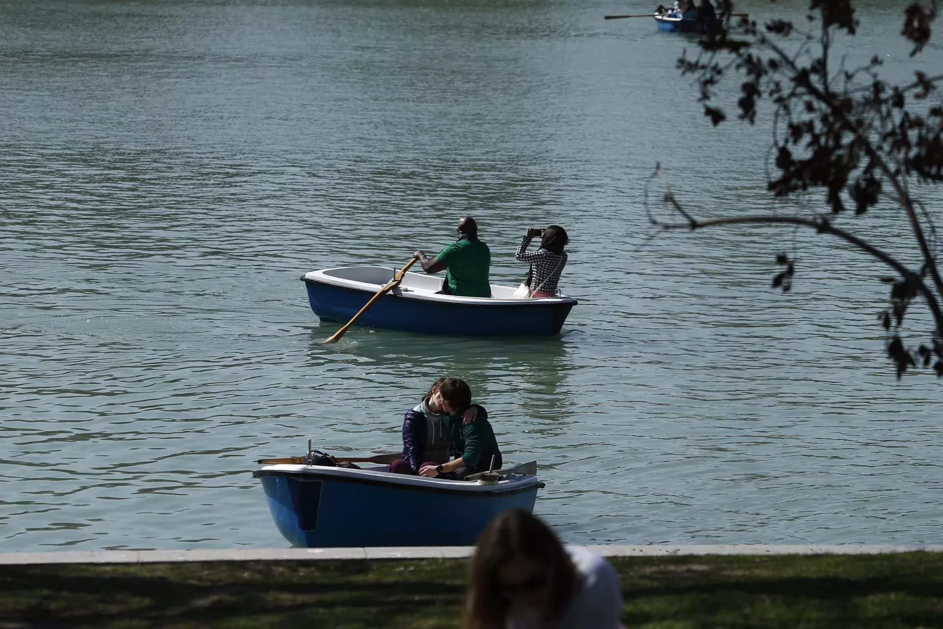 Una pareja en el Parque de El Retiro, en Madrid, en una fotografía de archivo
