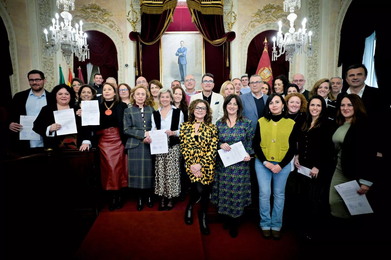 Foto grupal de todos los asistentes junto con las autoridades presentes