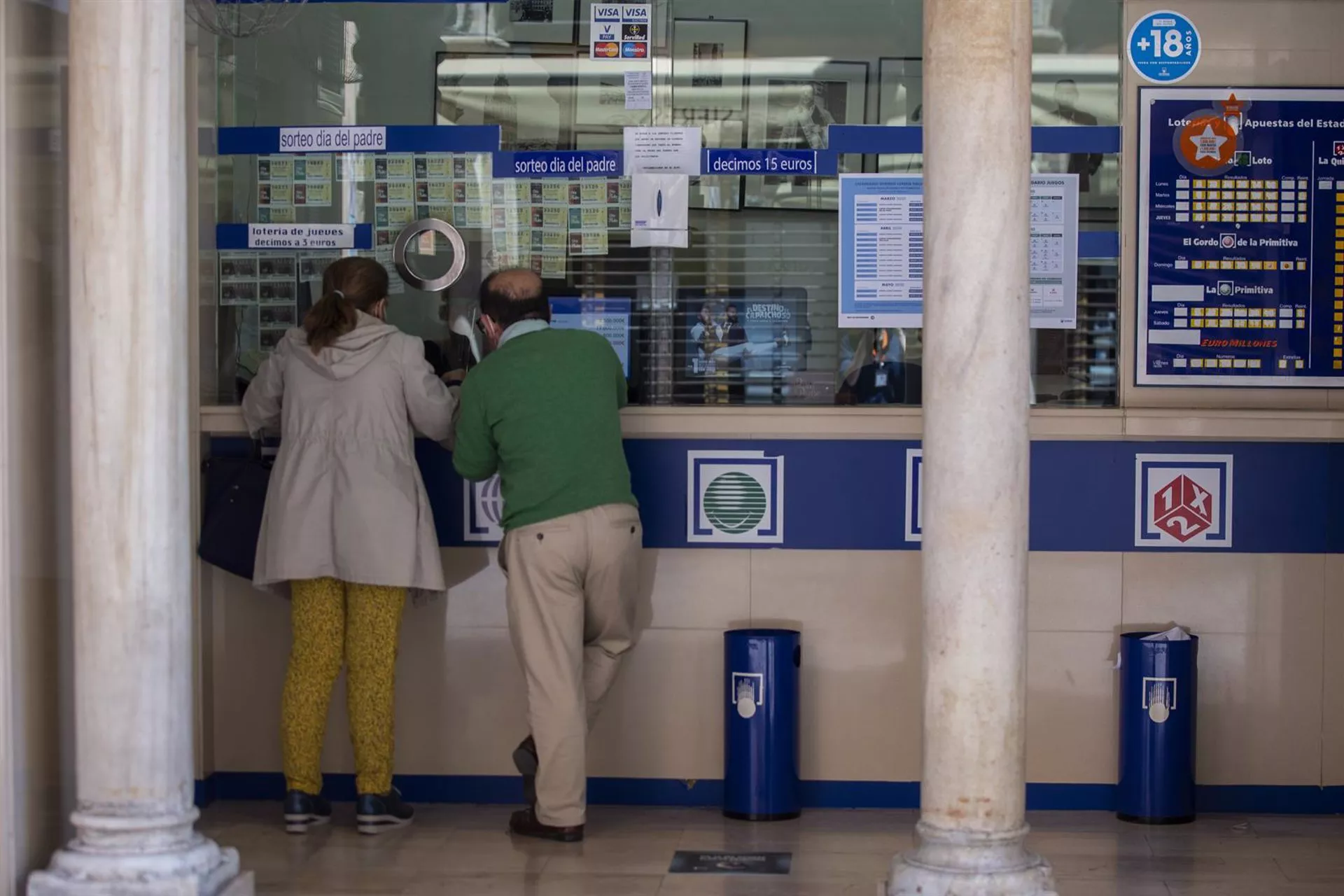 Dos personas compran lotería en una Administración de Cádiz. 