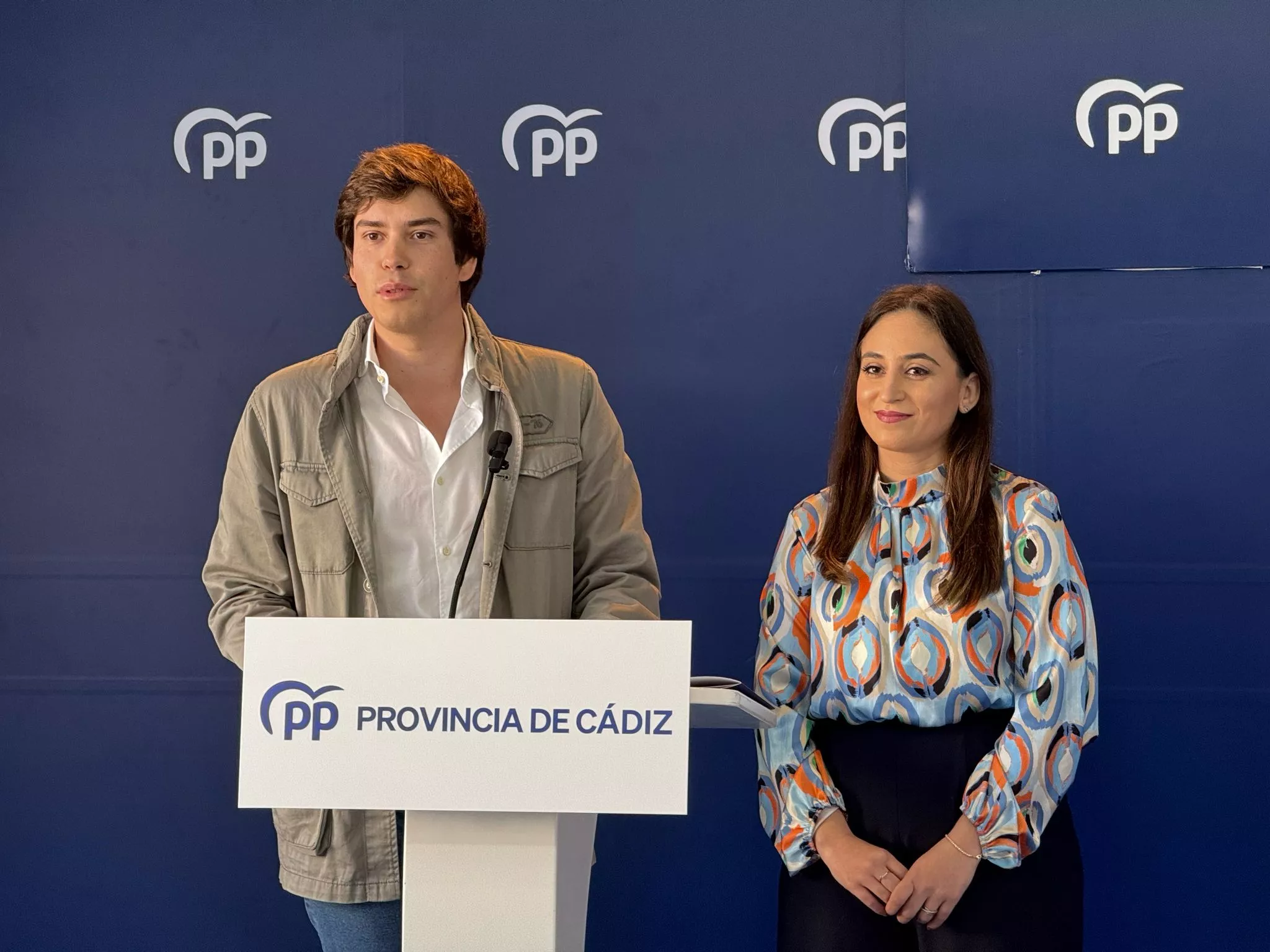 El diputado nacional, Miguel Sastre Uyá, junto a la presidenta provincial de NNGG, Samara Ortiz, durante le rueda de prensa