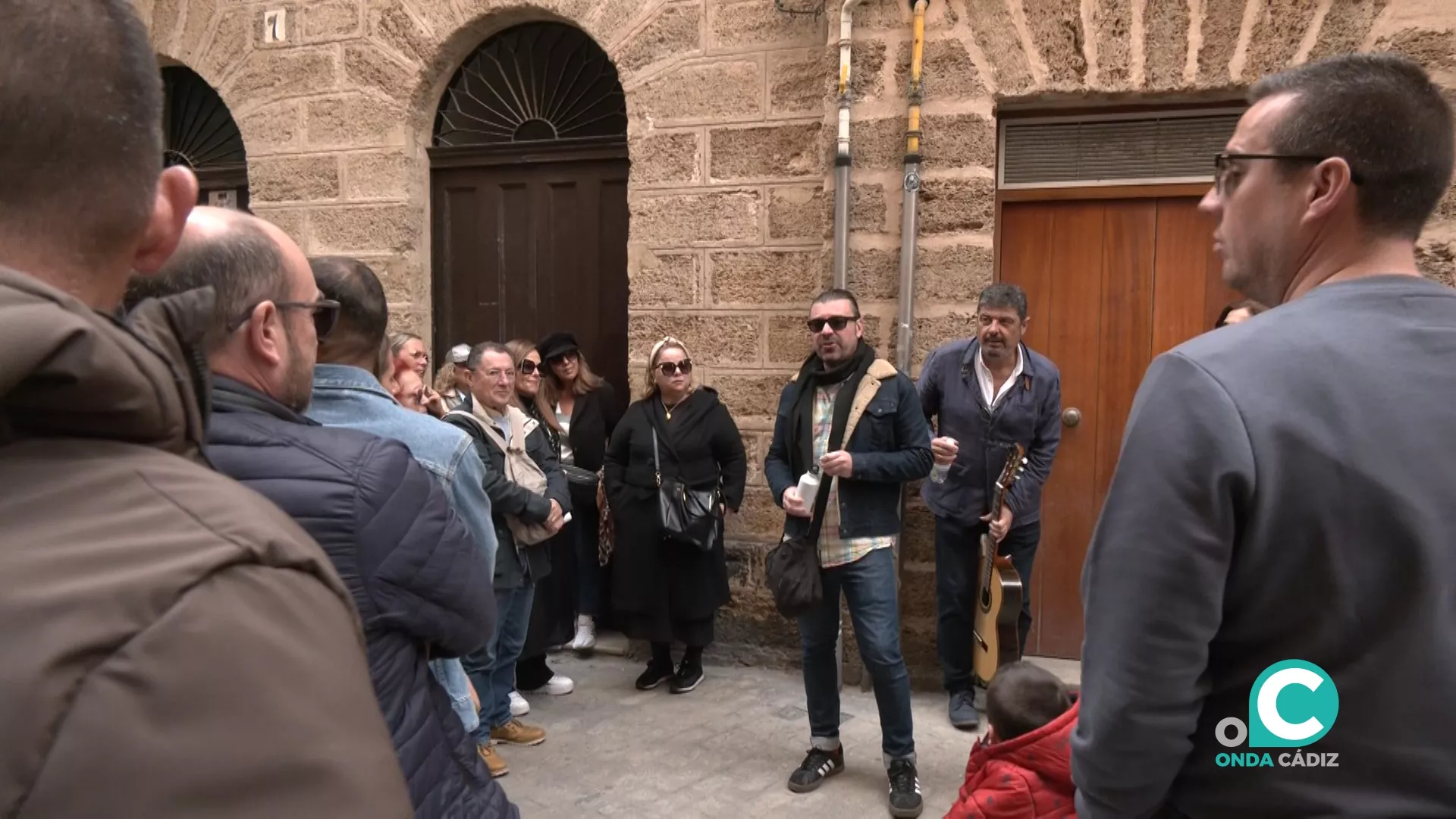 Santiago Moreno y Francis Sevilla, en una de las paradas de la ruta "Cádiz, 1de3milCarnavales o una historia del carnaval".