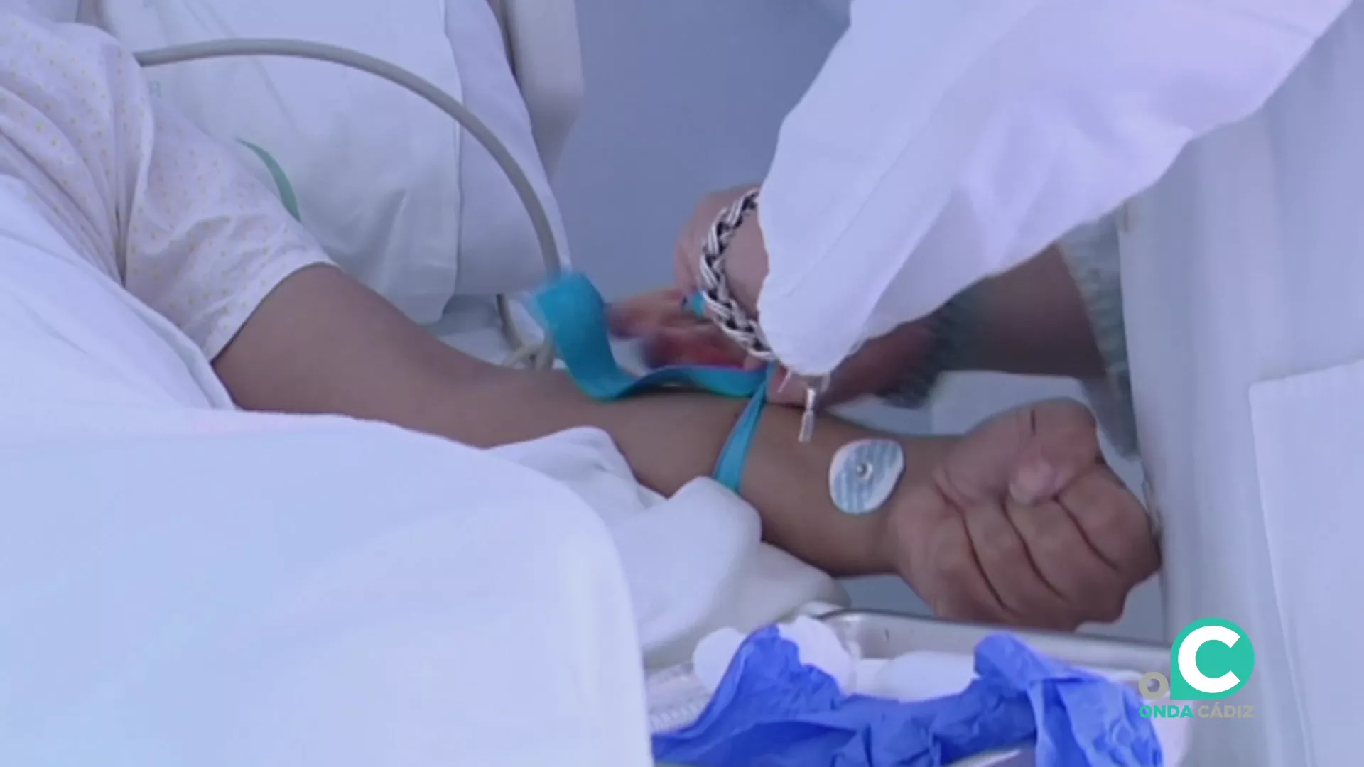 Un paciente es atendido en un centro hospitalario