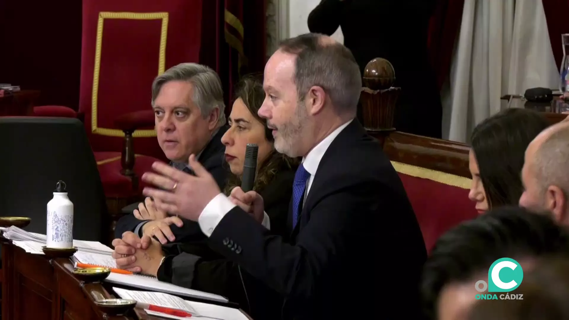 Ediles socialistas durante el transcurso de un Pleno del Ayuntamiento de Cádiz