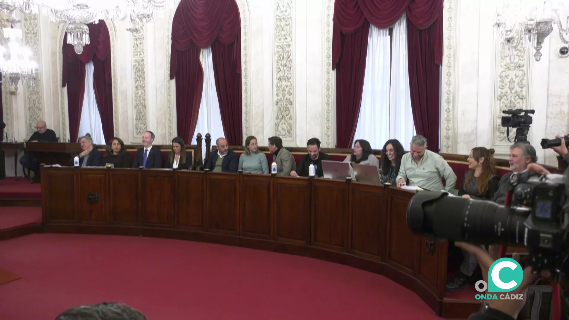 Concejales de la oposición durante el desarrollo de un Pleno en el Ayuntamiento de Cádiz