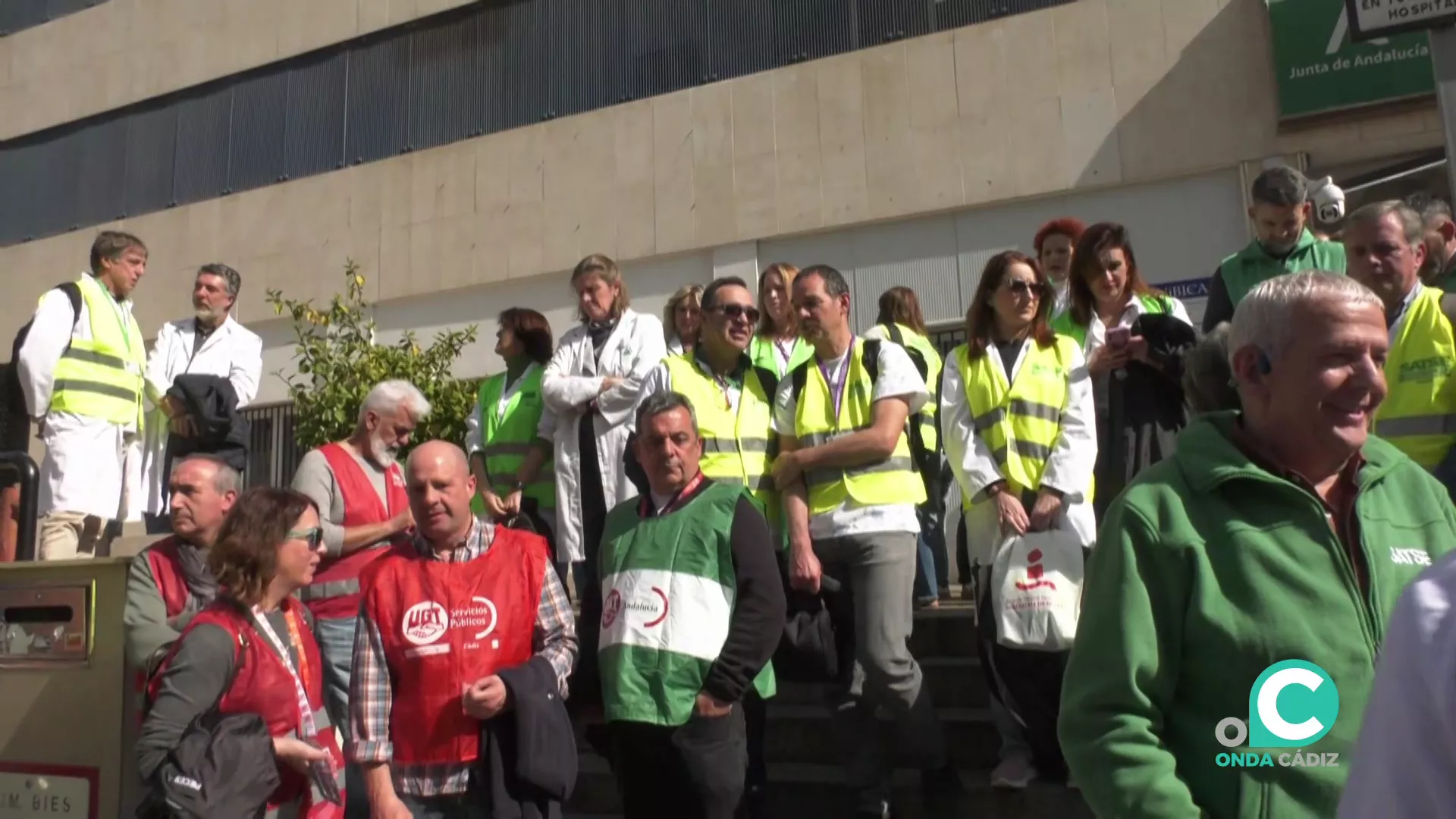 Un momento de la concentración de este lunes ante el hospital 