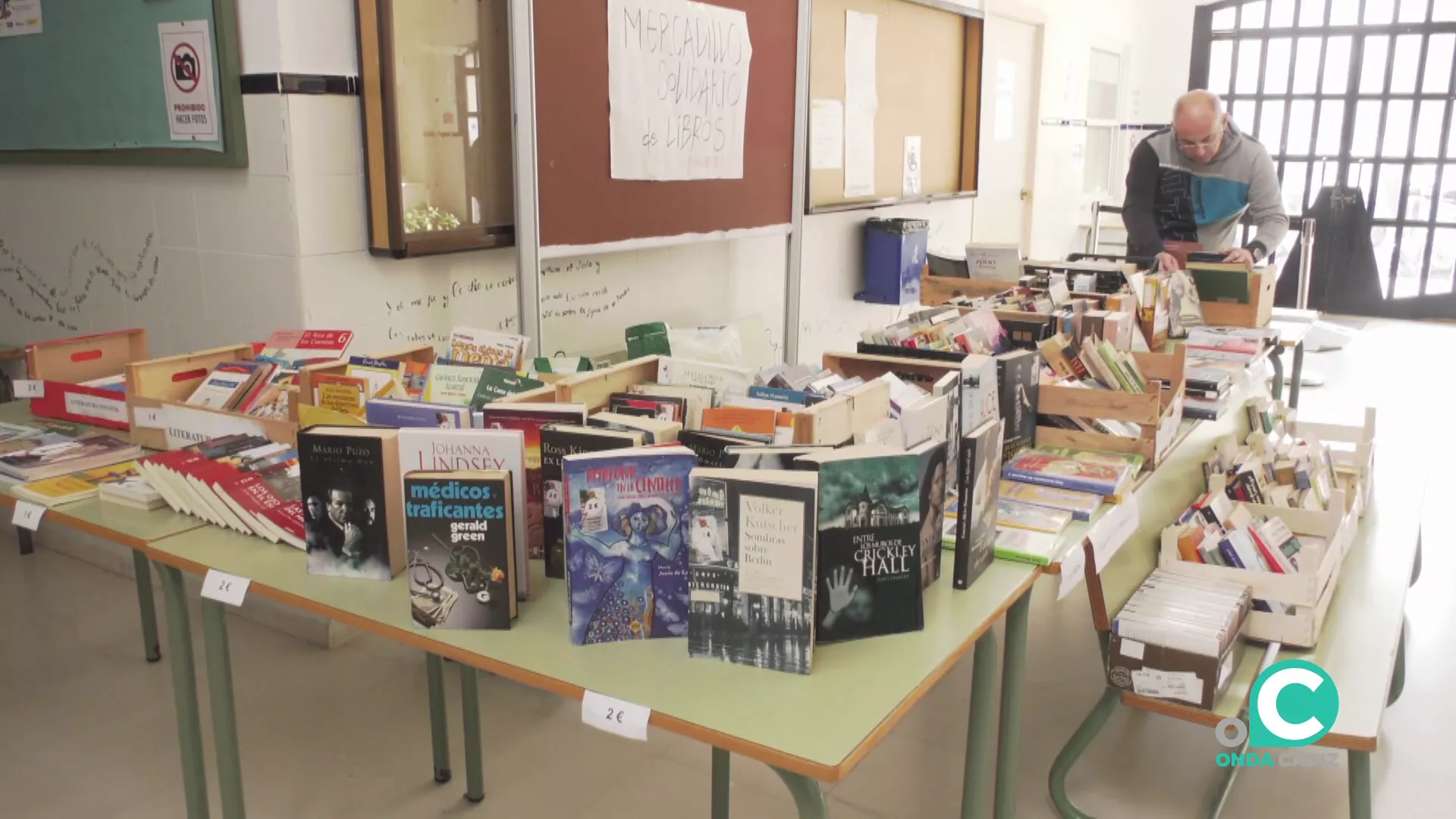 Uno de los mostradores con material donado durante la actividad por parte de alumnos del centro