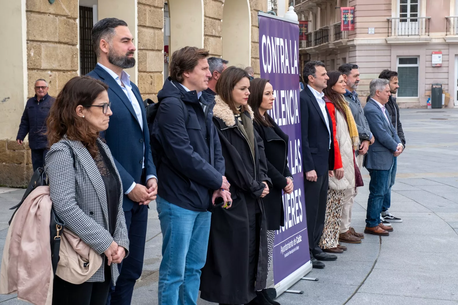 Acto frente al Ayuntamiento en recuerdo de la última víctima por violencia de género en España. 